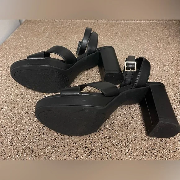 Kelly & Katie Hanniah Platform Sandal - Picture 13 of 13